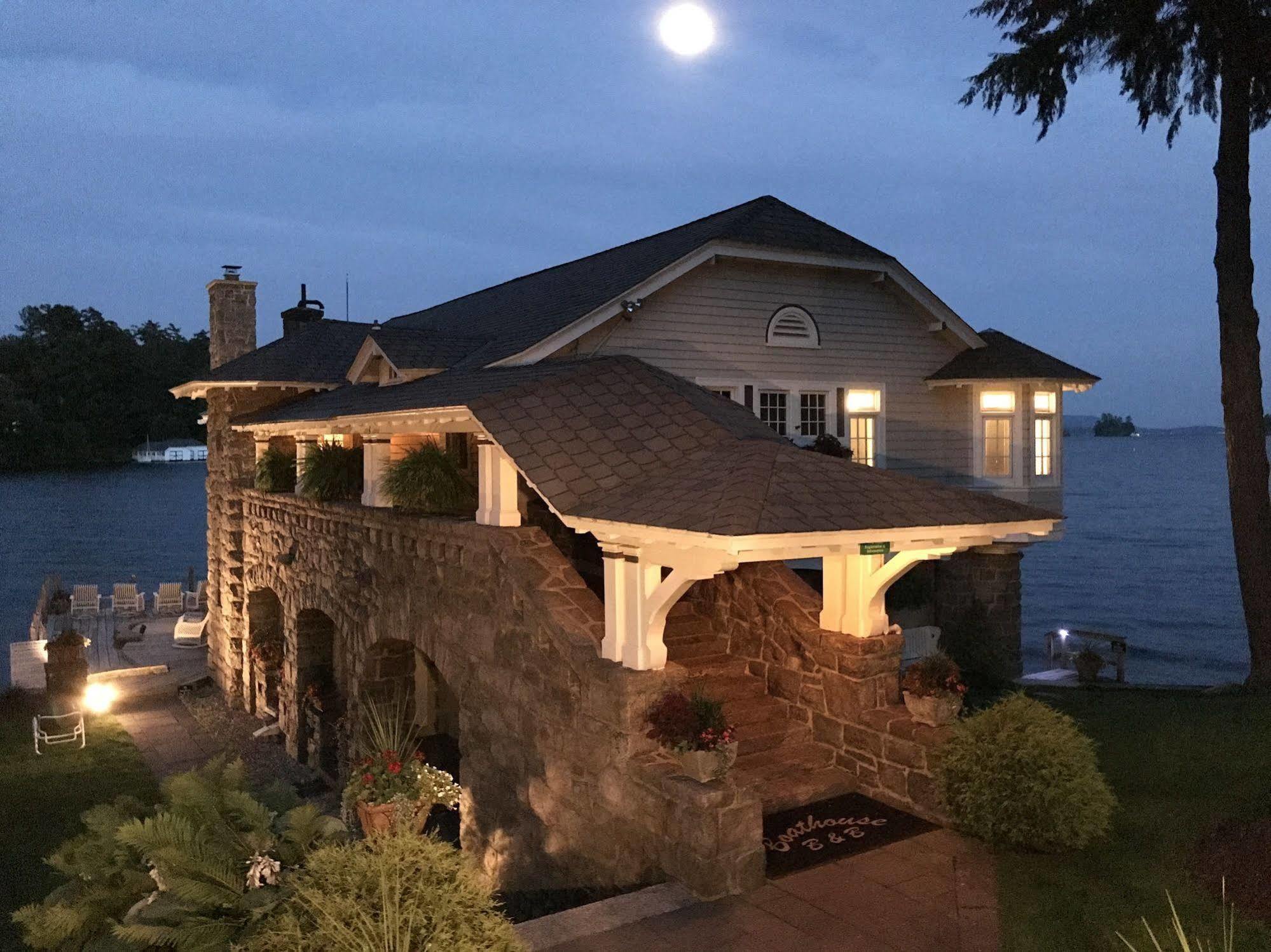 Lake George Boathouse Waterfront Lodging بولتون لاندنغ المظهر الخارجي الصورة