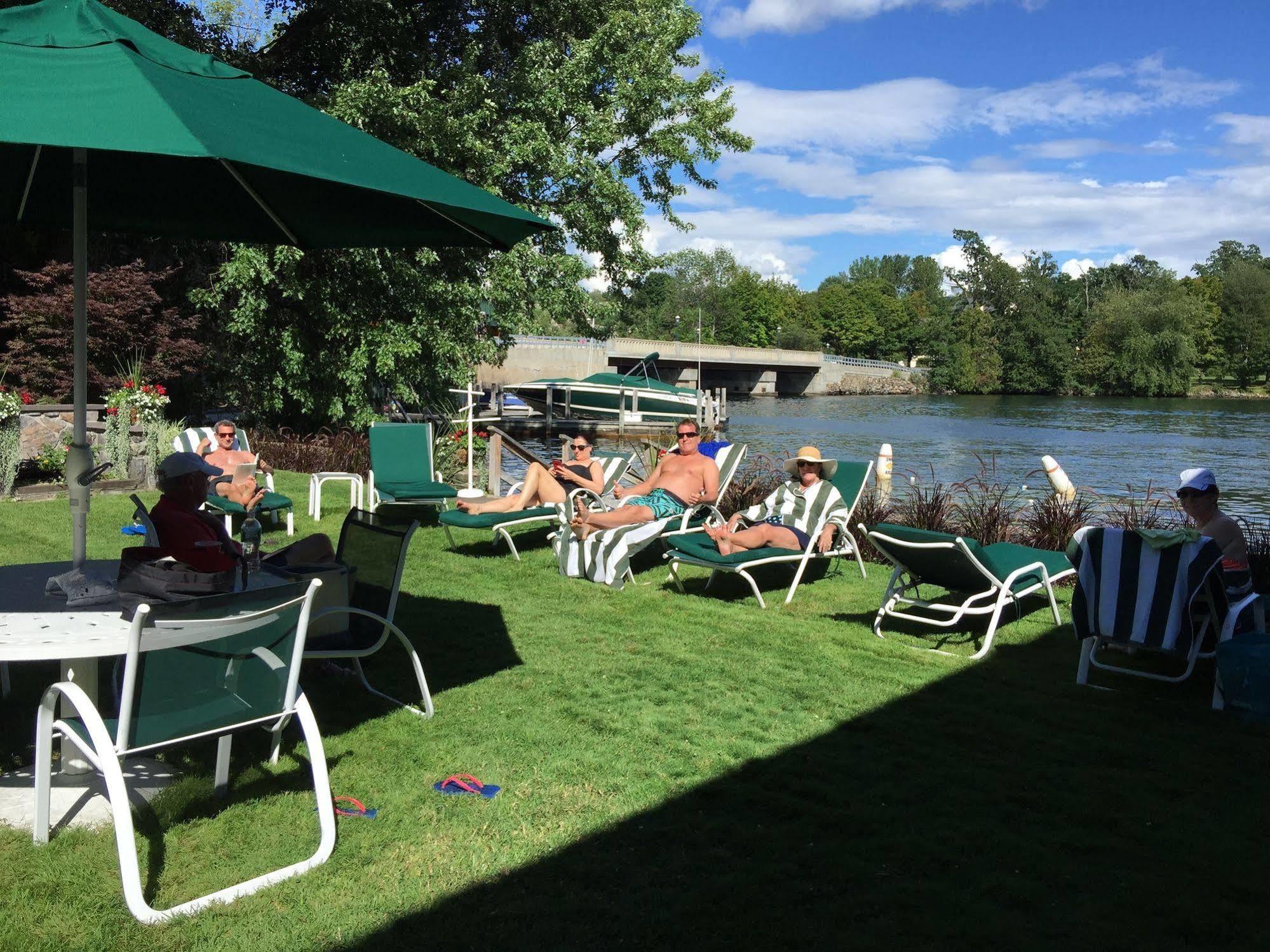 Lake George Boathouse Waterfront Lodging بولتون لاندنغ المظهر الخارجي الصورة