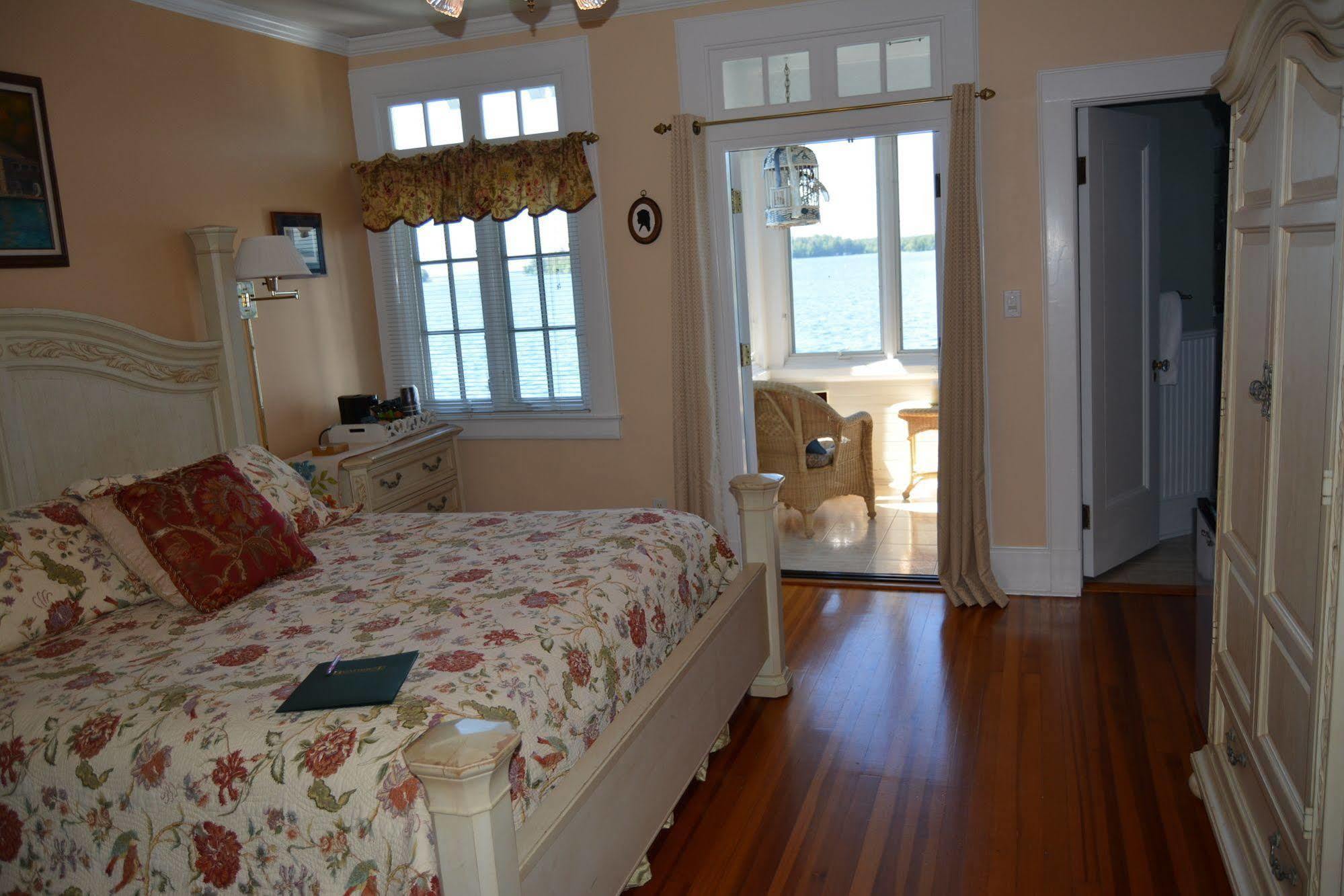 Lake George Boathouse Waterfront Lodging بولتون لاندنغ المظهر الخارجي الصورة
