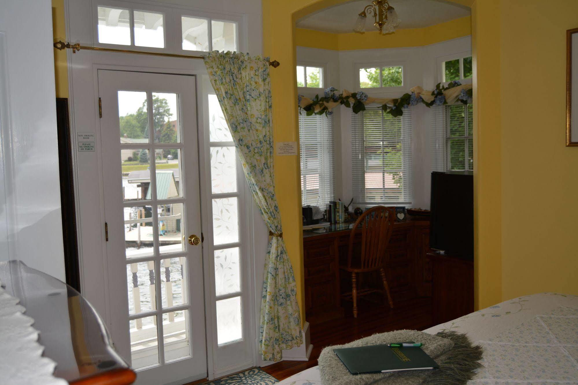 Lake George Boathouse Waterfront Lodging بولتون لاندنغ المظهر الخارجي الصورة